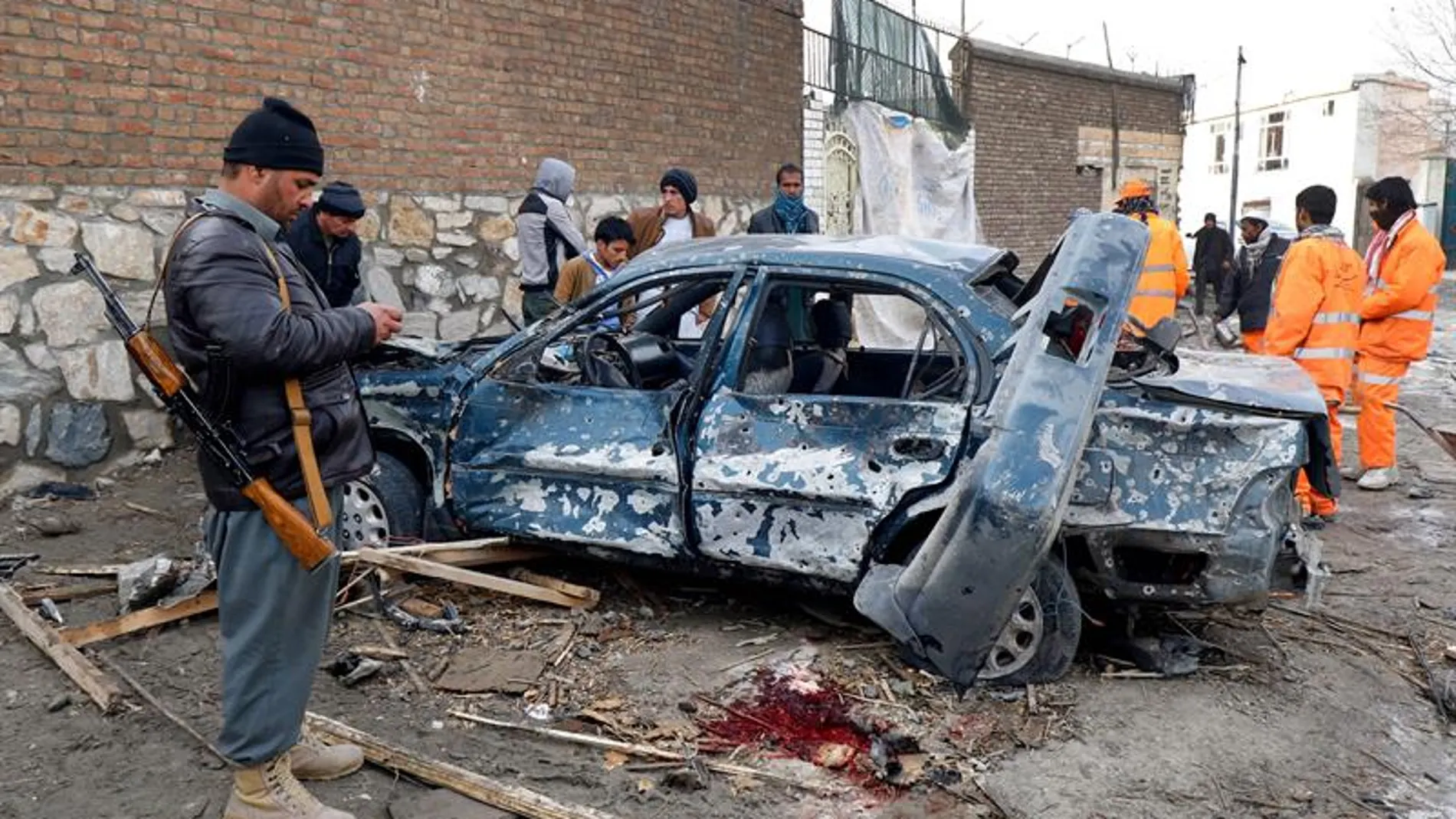 Los restos de un coche bomba explotado en Kabul
