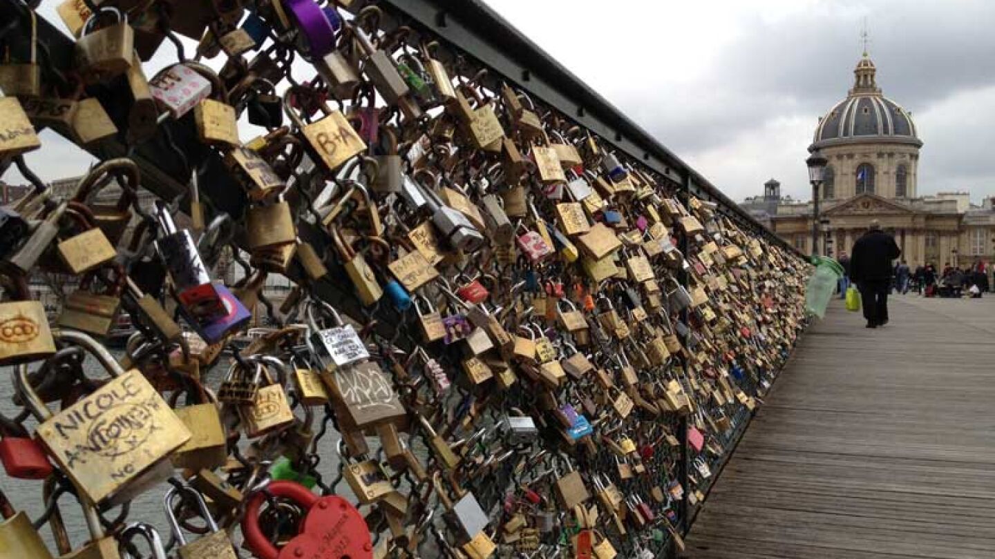 Imagen del puente de los candados en Par&iacute;s