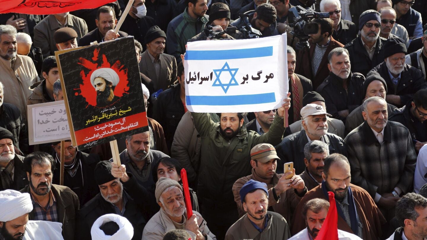 Manifestantes iran&iacute;es protestan contra la ejecuci&oacute;n del cl&eacute;rigo y dirigente chi&iacute;, Nimr Baqir al Nimr