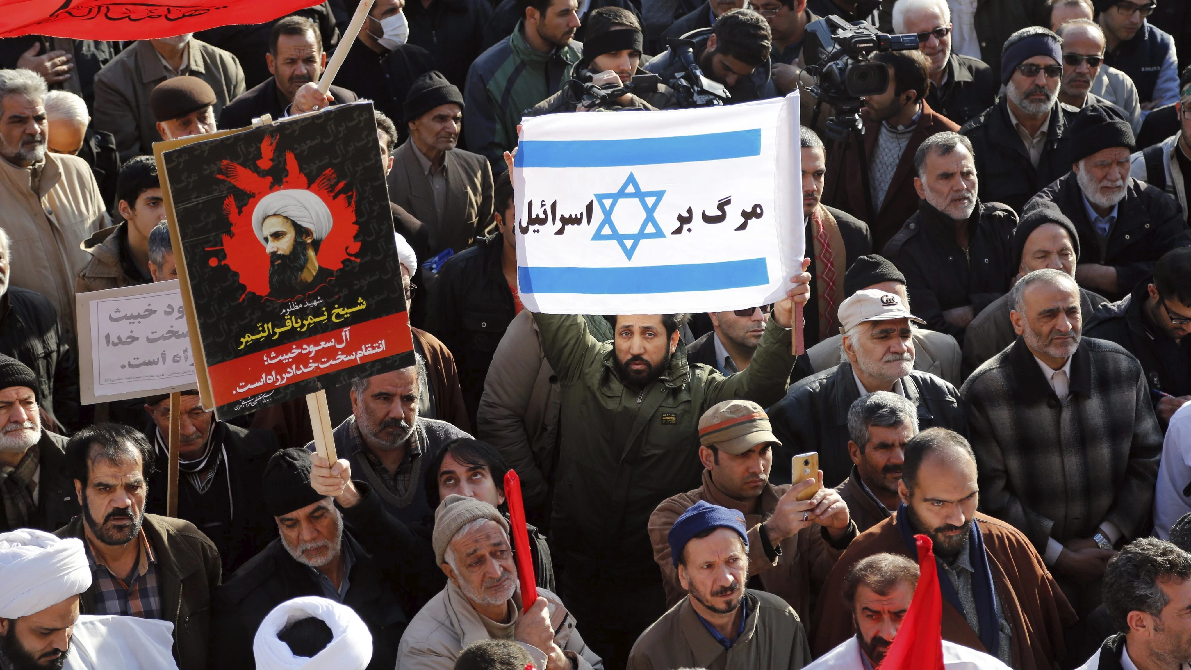 Manifestantes iraníes protestan contra la ejecución del clérigo y dirigente chií, Nimr Baqir al Nimr Manifestantes iraníes protestan contra la ejecución del clérigo y dirigente chií, Nimr Baqir al Nimr