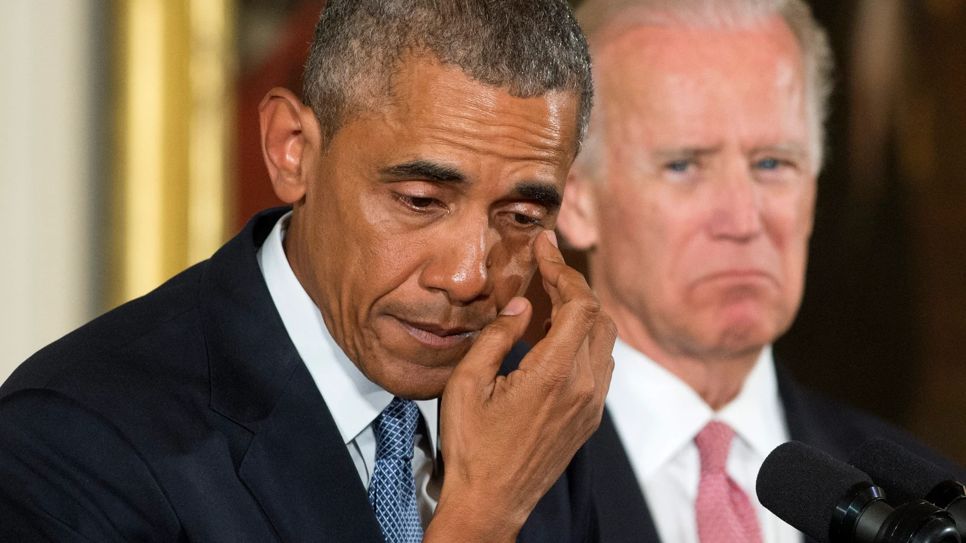 Obama, visiblemente emocionado, pide mejorar el control de venta de armas