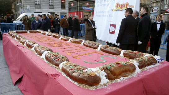 Aldeas Infantiles reparte diez mil raciones de un roscón gigante Aldeas Infantiles reparte diez mil raciones de un roscón gigante