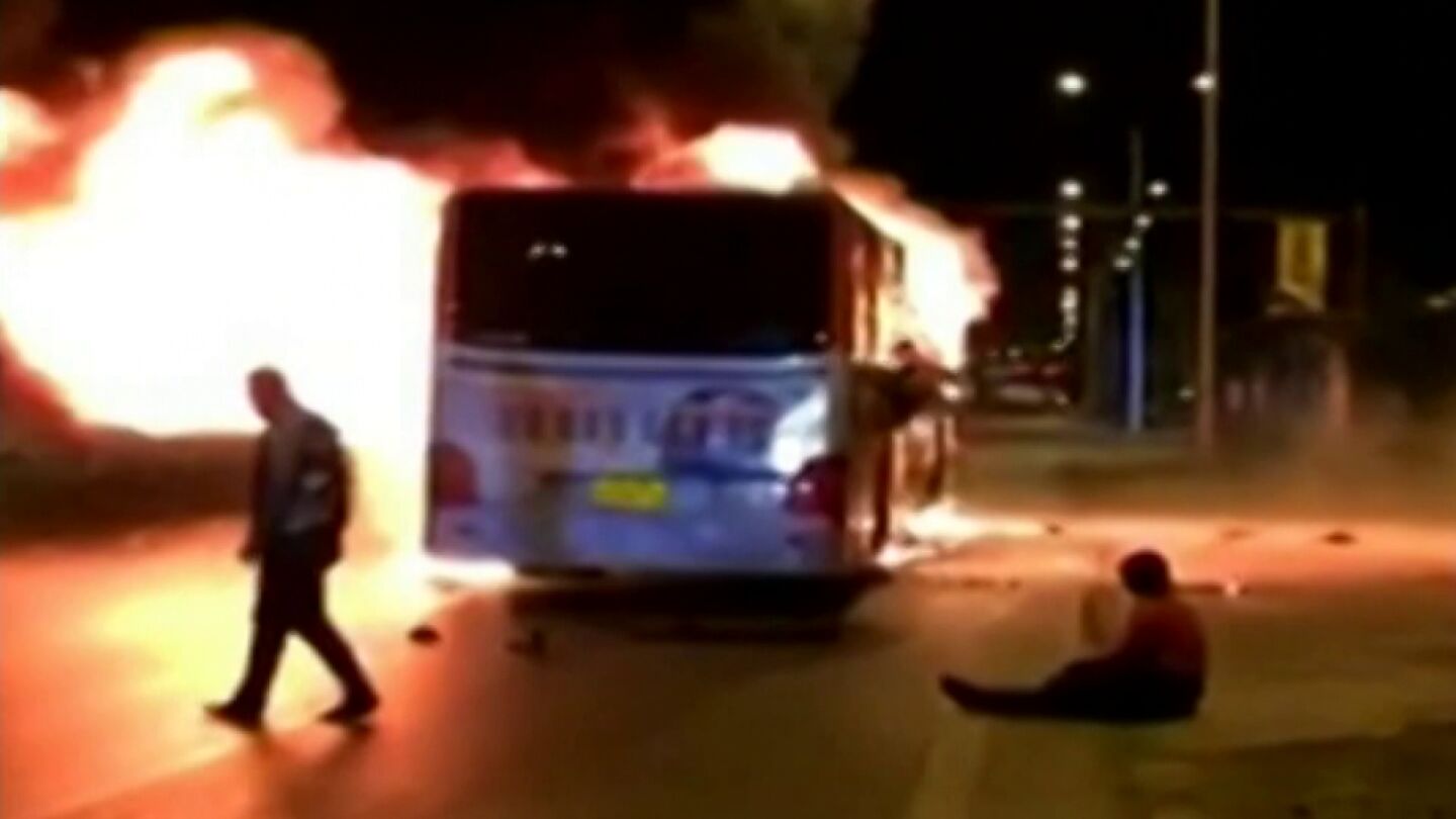 Un autob&uacute;s se incendia en Pek&iacute;n