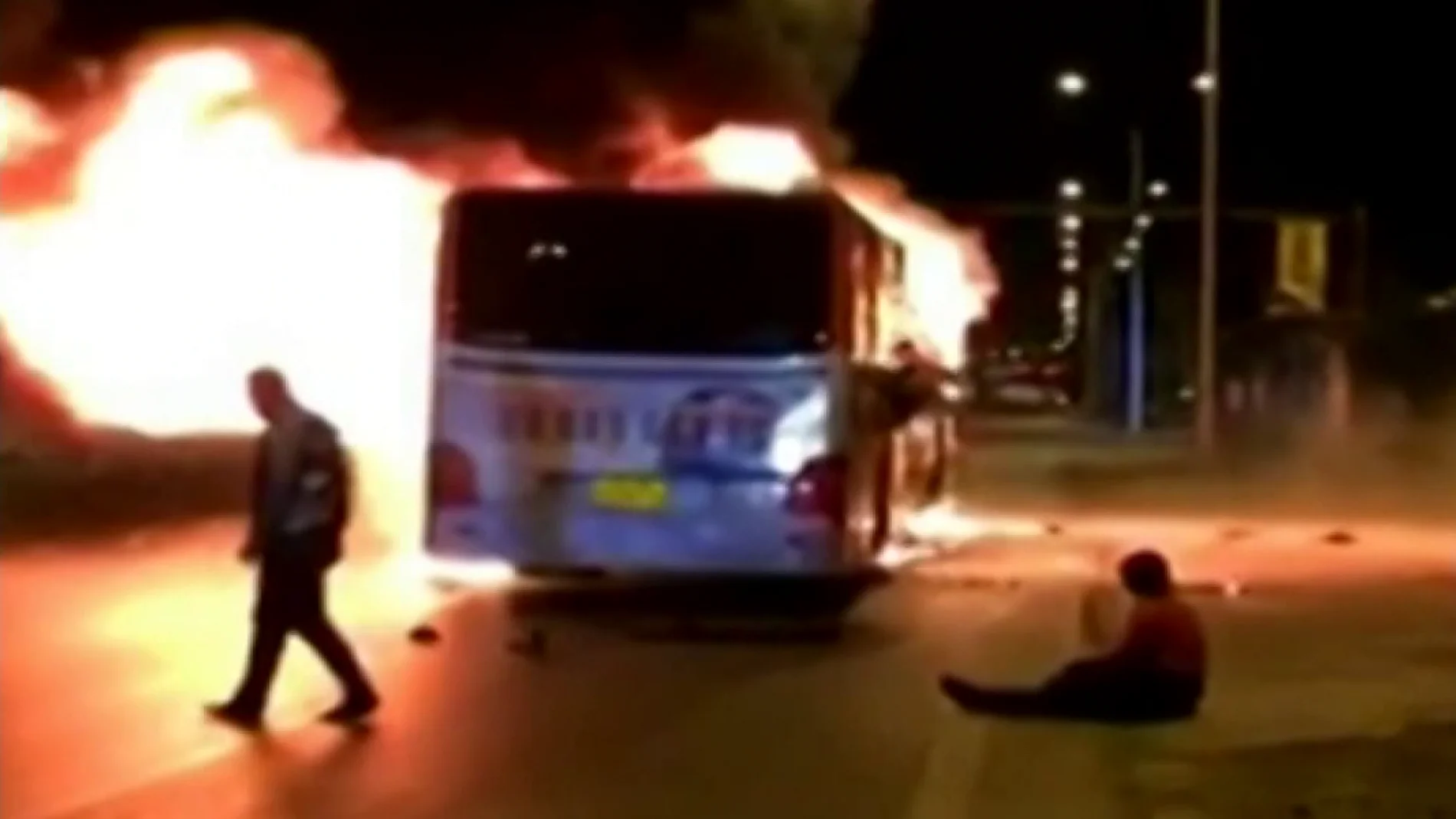Un autobús se incendia en Pekín