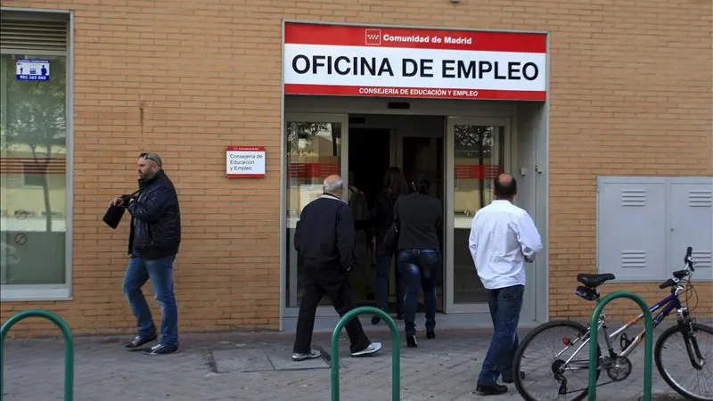 Un grupo de personas acceden a una oficina de empleo