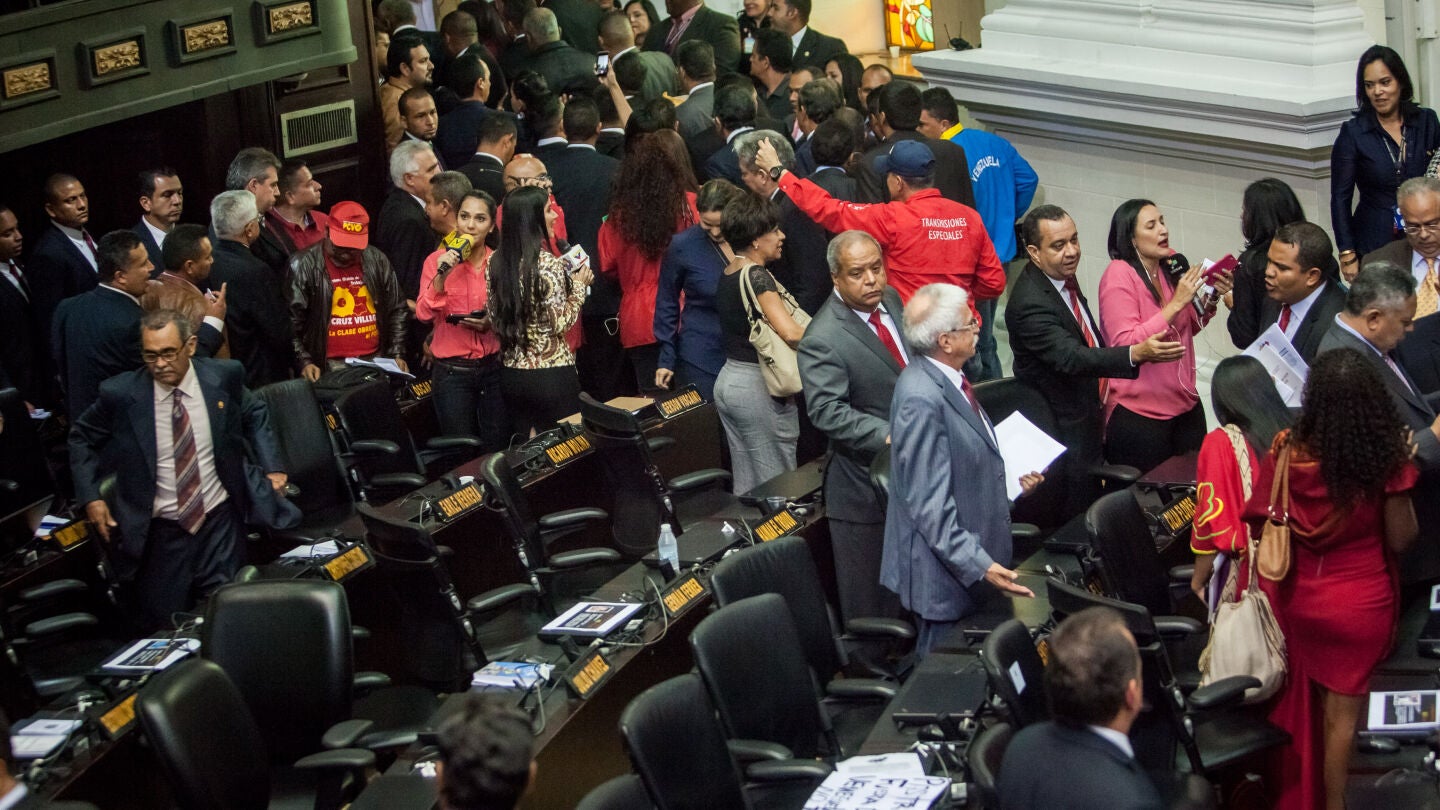  Diputados del Partido Socialista Unido de Venezuela se retiran del hemiciclo durante la instalaci&oacute;n de la Asamblea Nacional