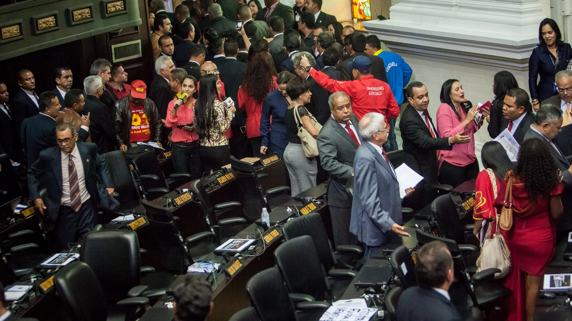  Diputados del Partido Socialista Unido de Venezuela se retiran del hemiciclo durante la instalación de la Asamblea Nacional