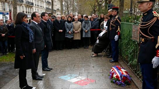 El presidente franc&eacute;s, Fran&ccedil;ois Hollande, asiste a la presentaci&oacute;n de una placa en honor a Ahmed Merabet