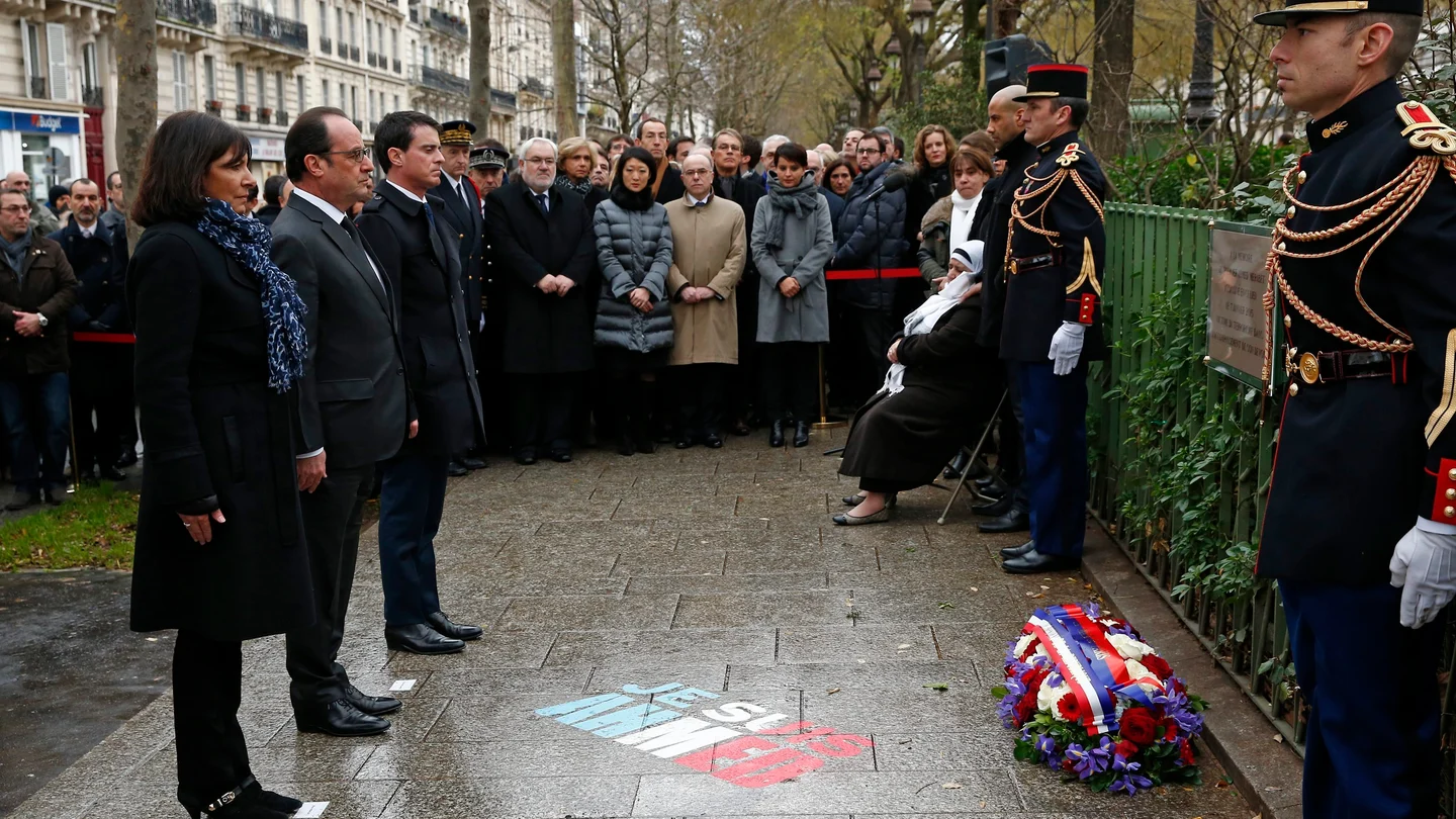 El presidente francés, François Hollande, asiste a la presentación de una placa en honor a Ahmed Merabet El presidente francés, François Hollande, asiste a la presentación de una placa en honor a Ahmed Merabet