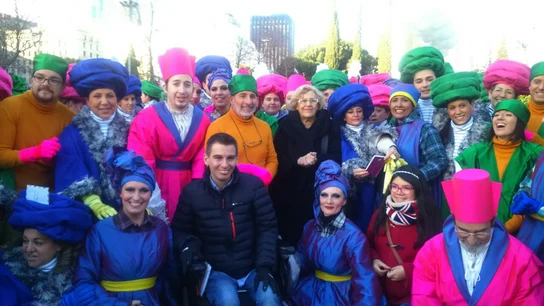 Carmena, rodeada del equipo de artistas que participará en la cabalgata Carmena, rodeada del equipo de artistas que participará en la cabalgata