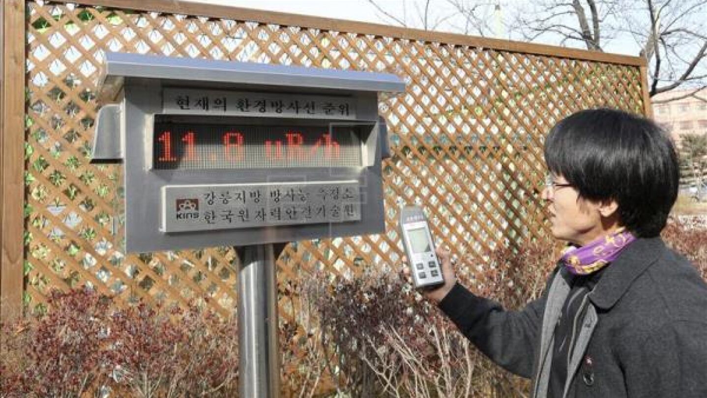 Un empleado mide los niveles de radiaci&oacute;n en Gandneung (Corea del Sur)