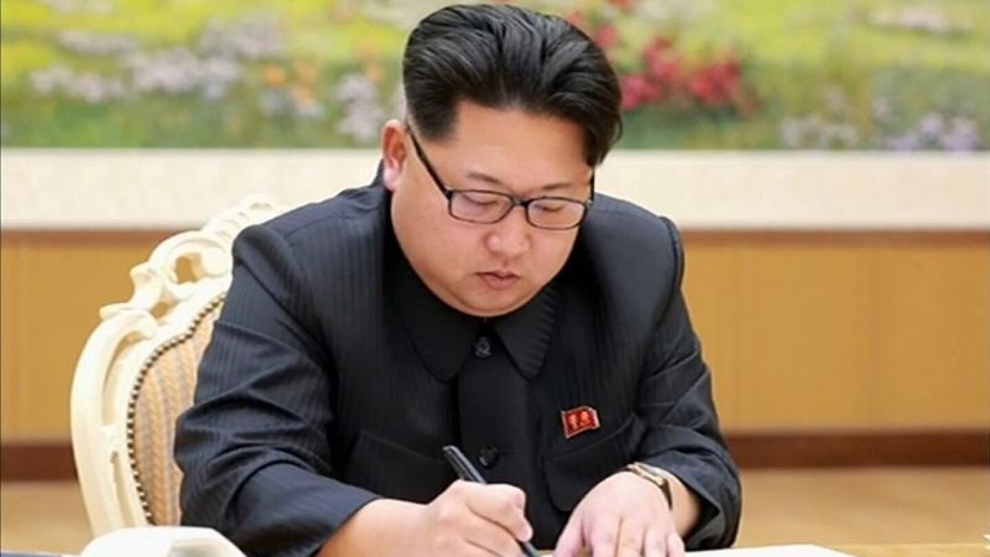 Kin Jong-Un, durante la firma de aprobaci&oacute;n de la prueba con la bomba H