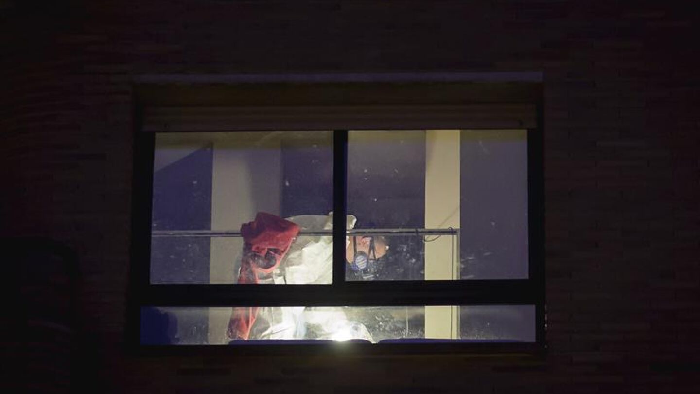 Agentes de polic&iacute;a en el piso donde se hall&oacute; al ni&ntilde;o