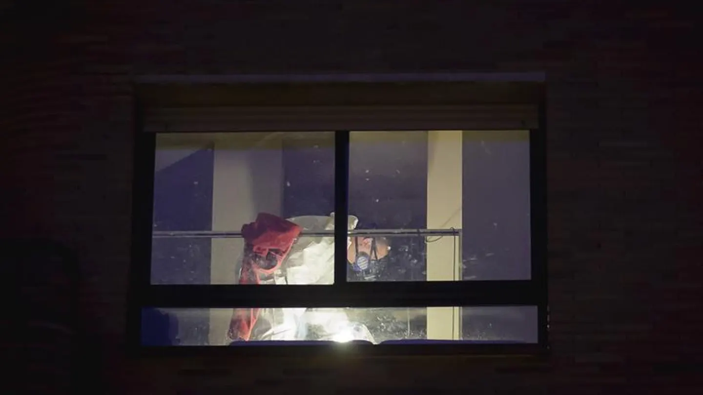 Agentes de policía en el piso donde se halló al niño Agentes de policía en el piso donde se halló al niño