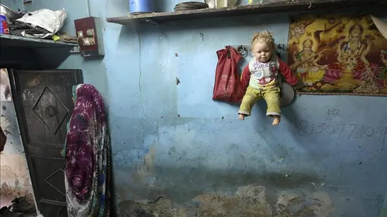 Una muñeca cuelga de un perchero en la casa de una pequeña que fue violada Una muñeca cuelga de un perchero en la casa de una pequeña que fue violada