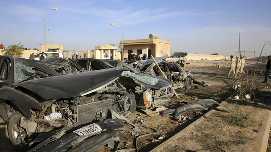 Escombros en la base militar de Libia tras el atentado Escombros en la base militar de Libia tras el atentado