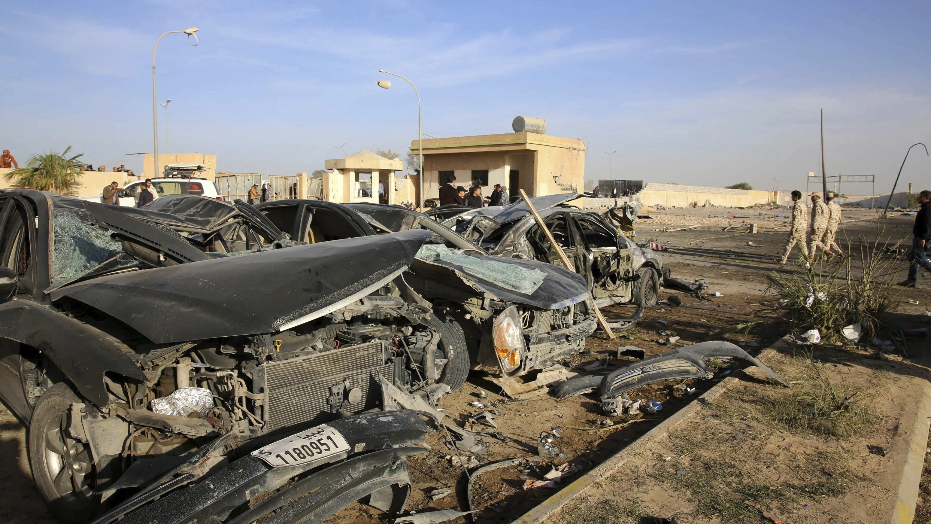 Escombros en la base militar de Libia tras el atentado Escombros en la base militar de Libia tras el atentado