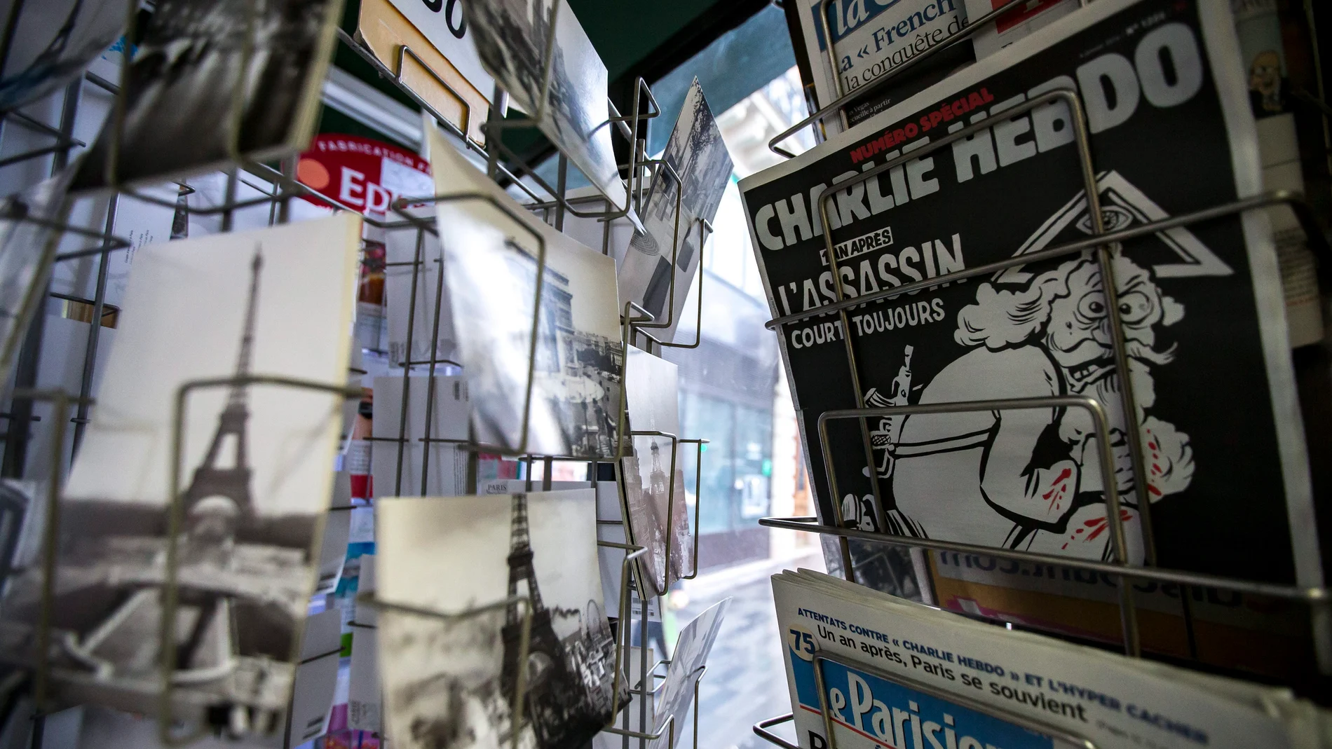Una copia del número especial publicado por el semanario satírico "Charlie Hebdo"