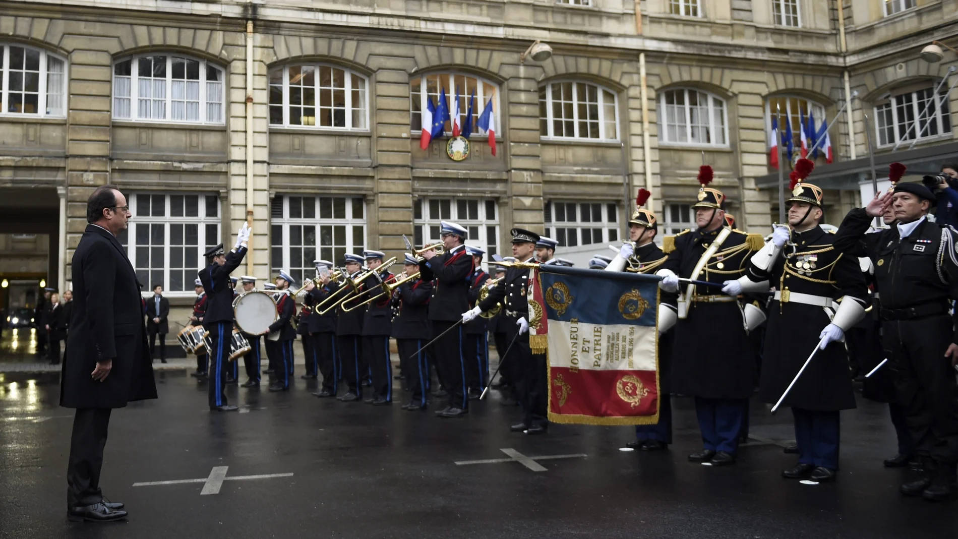 Hollande, durante el homenaje a las fuerzas de seguridad francesas