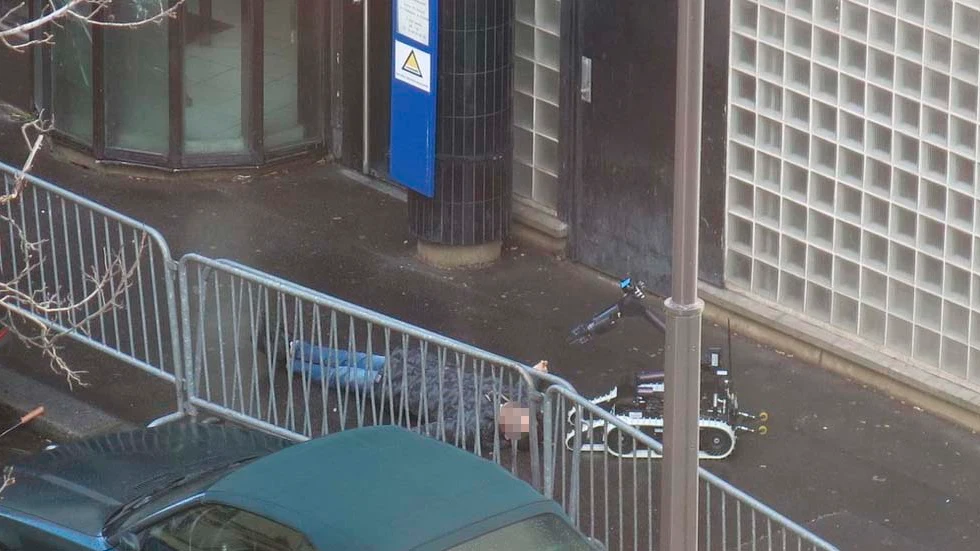 Un robot comprueba el estado del hombre abatido en París Un robot comprueba el estado del hombre abatido en París