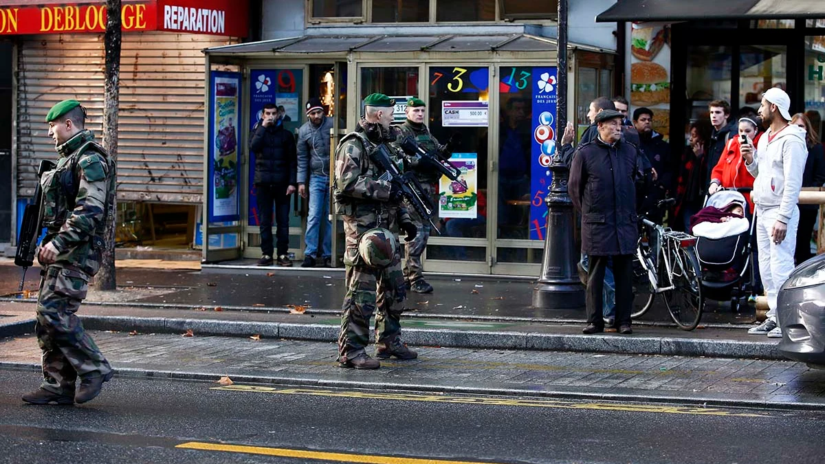 Varios militares patrullan la zona cercana al intento de ataque en París Varios militares patrullan la zona cercana al intento de ataque en París