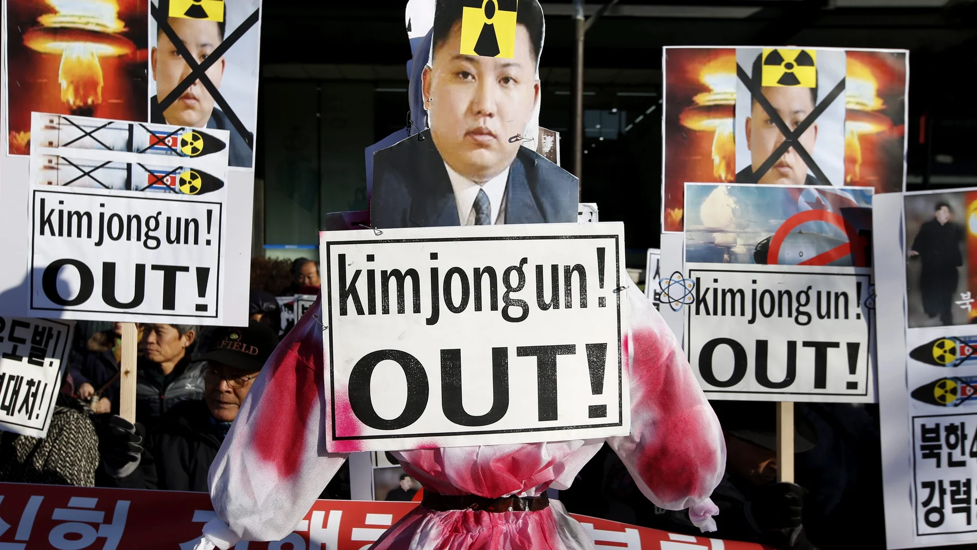 Varios surcoreanos gritan eslóganes en Seúl, Corea del Sur