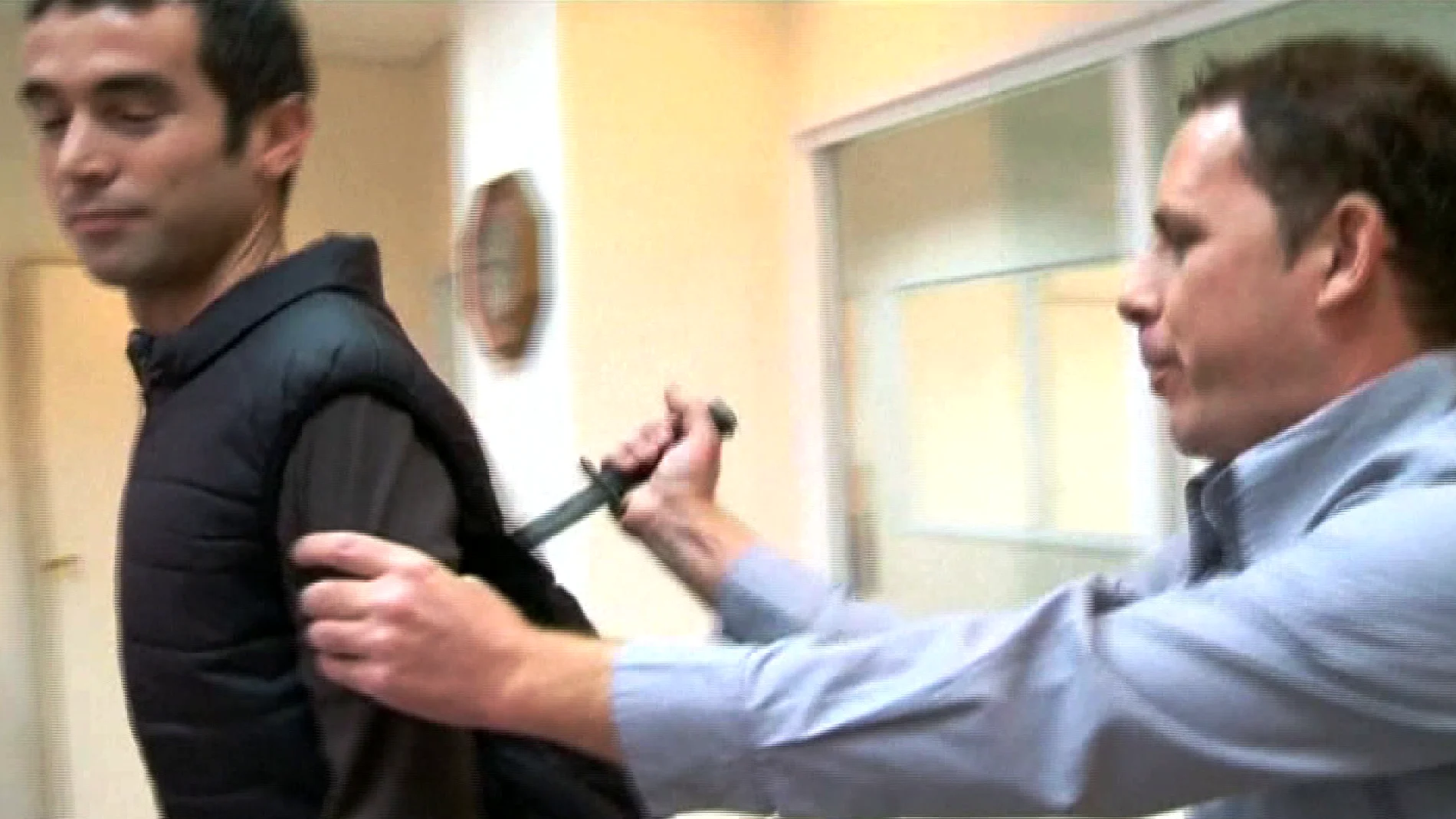 Un reportero prueba un chaleco de seguridad