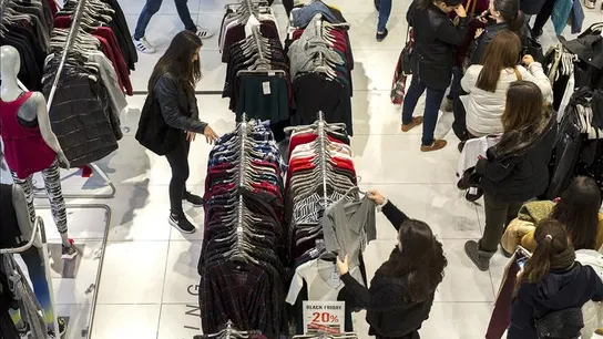 Cientos de personas realizan compras en una zona comercial de Valencia Cientos de personas realizan compras en una zona comercial de Valencia