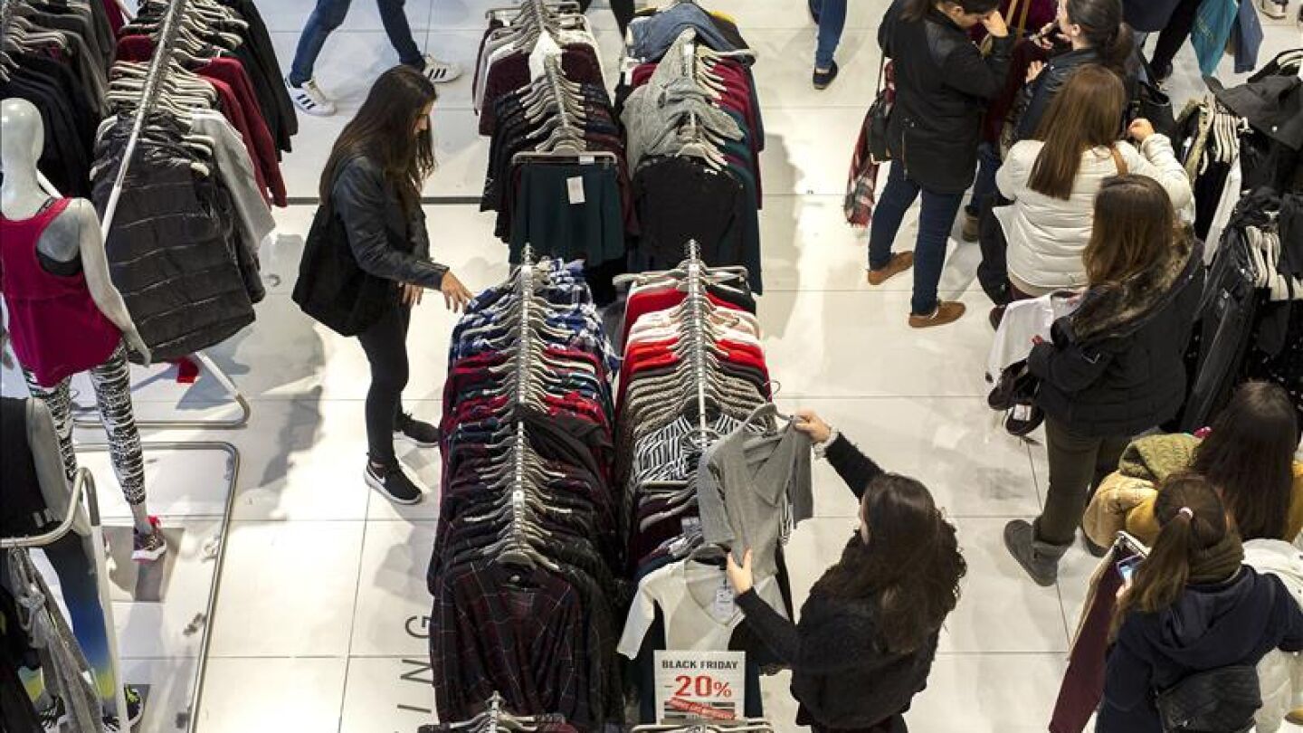 Cientos de personas realizan compras en una zona comercial de Valencia