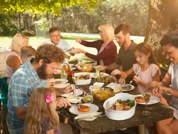 Ojo con los alimentos sanos: Nos atiborramos porque creemos que nos llenan menos Ojo con los alimentos sanos: Nos atiborramos porque creemos que nos llenan menos