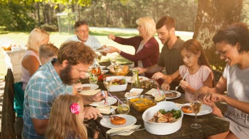 Ojo con los alimentos sanos: Nos atiborramos porque creemos que nos llenan menos