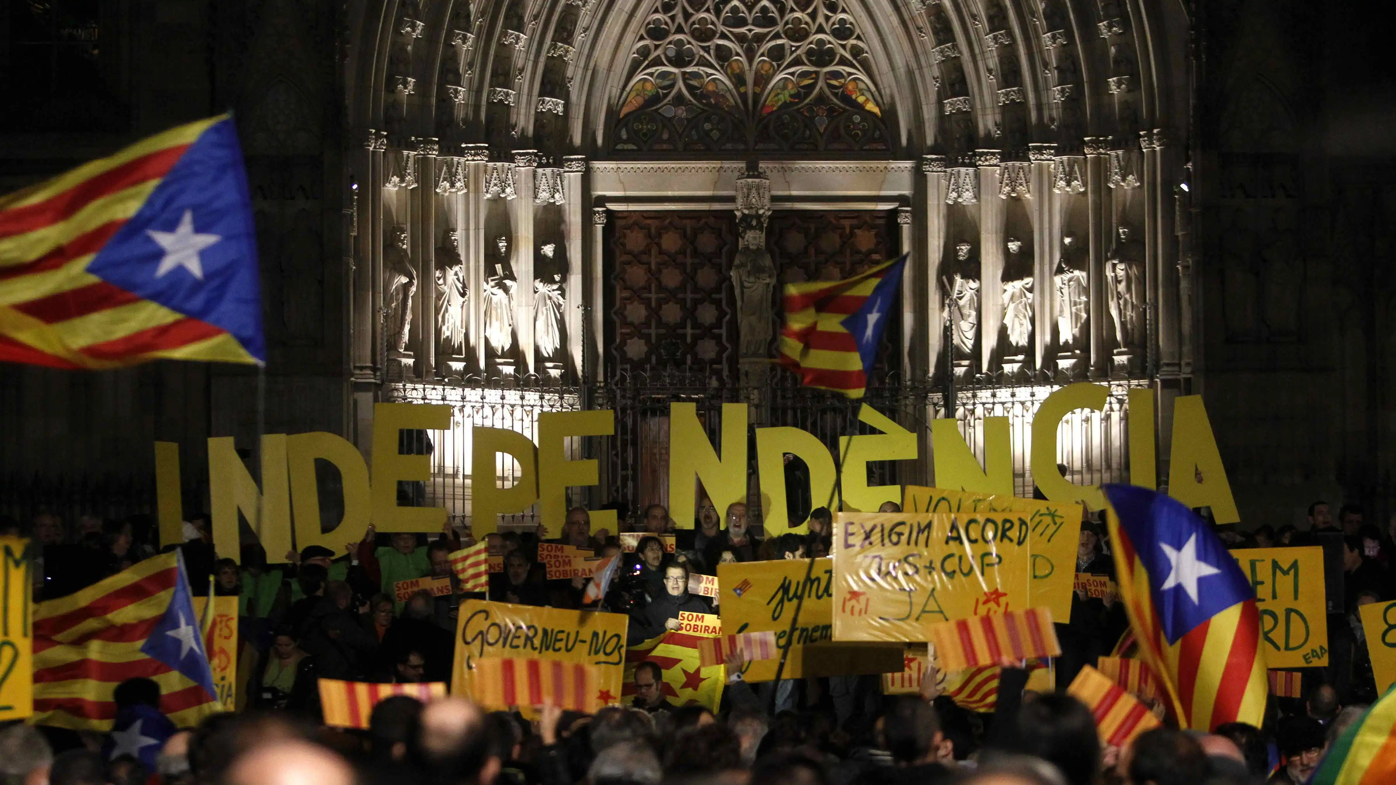 Un millar de personas se unen para reclamar "generosidad" a Junts pel Sí (JxS) y la CUP Un millar de personas se unen para reclamar "generosidad" a Junts pel Sí (JxS) y la CUP