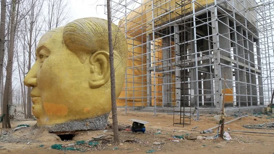 Estatua de Mao derribada en China Estatua de Mao derribada en China