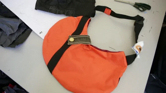 Un chaleco salvavidas transformado en un bolso Un chaleco salvavidas transformado en un bolso