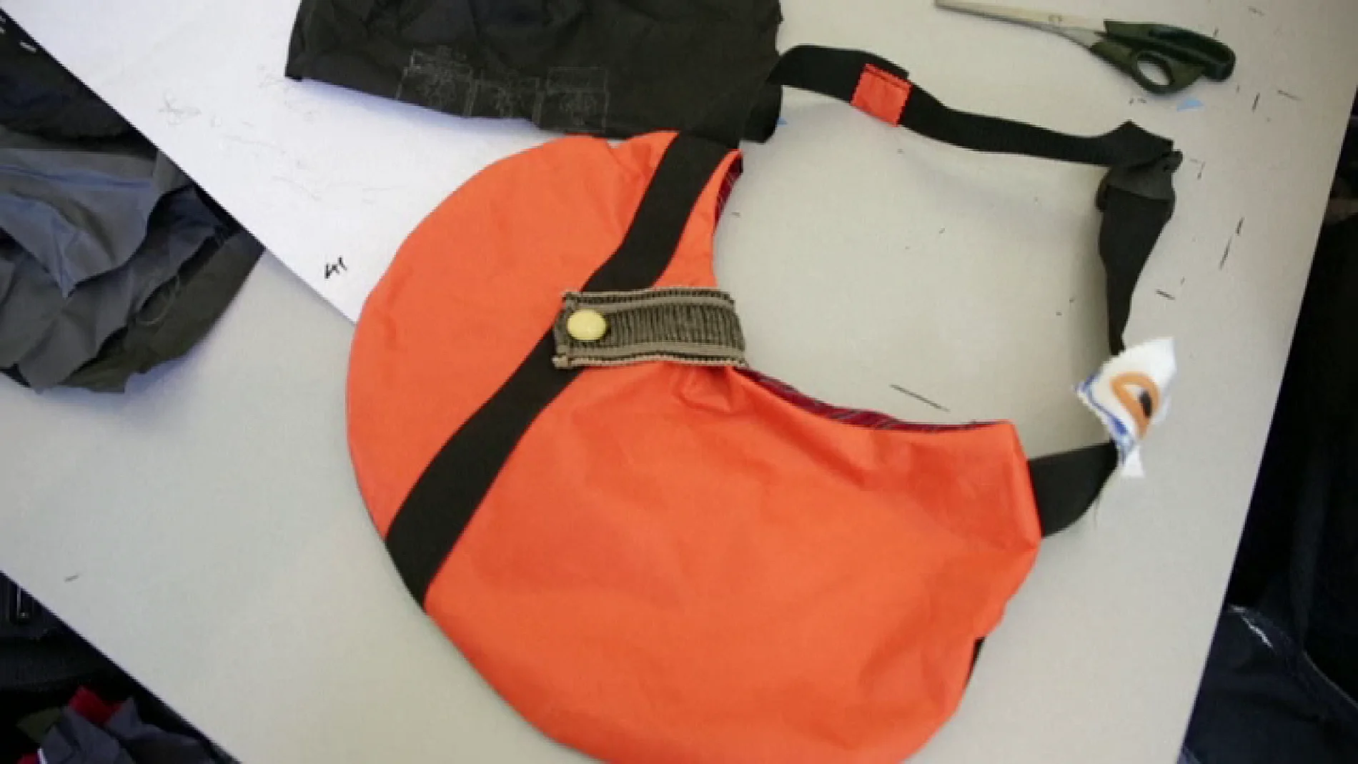 Un chaleco salvavidas transformado en un bolso