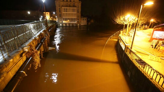 El r&iacute;o Umia desbordado por las inundaciones