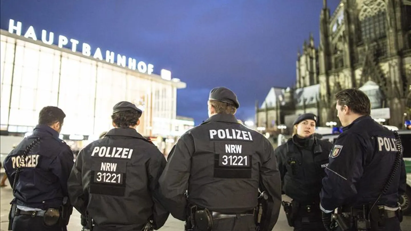 Varios policías patrullan en Colonia, Alemania. Varios policías patrullan en Colonia, Alemania.