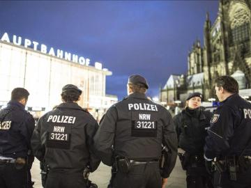 Varios policías patrullan cerca de la estación central de tren de Colonia, Alemania Varios policías patrullan cerca de la estación central de tren de Colonia, Alemania