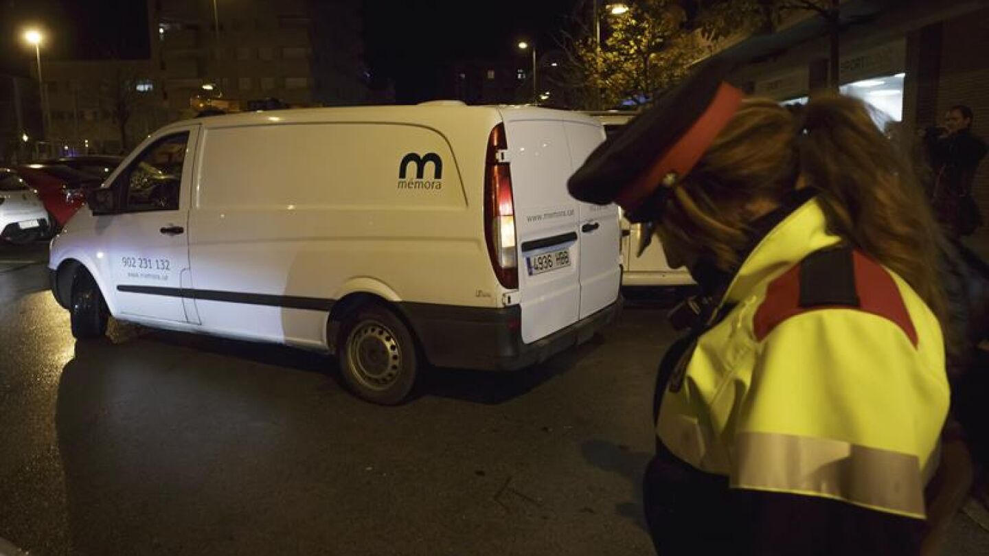 Un coche funerario abandona el domicilio de Girona