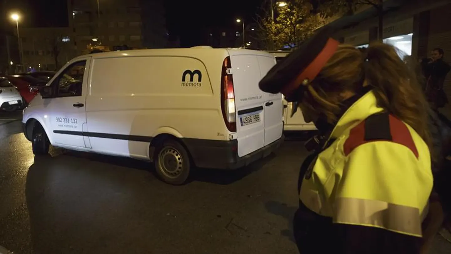 Un coche funerario abandona el domicilio de Girona Un coche funerario abandona el domicilio de Girona
