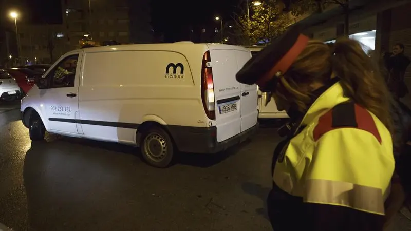 Un coche funerario abandona el domicilio de Girona