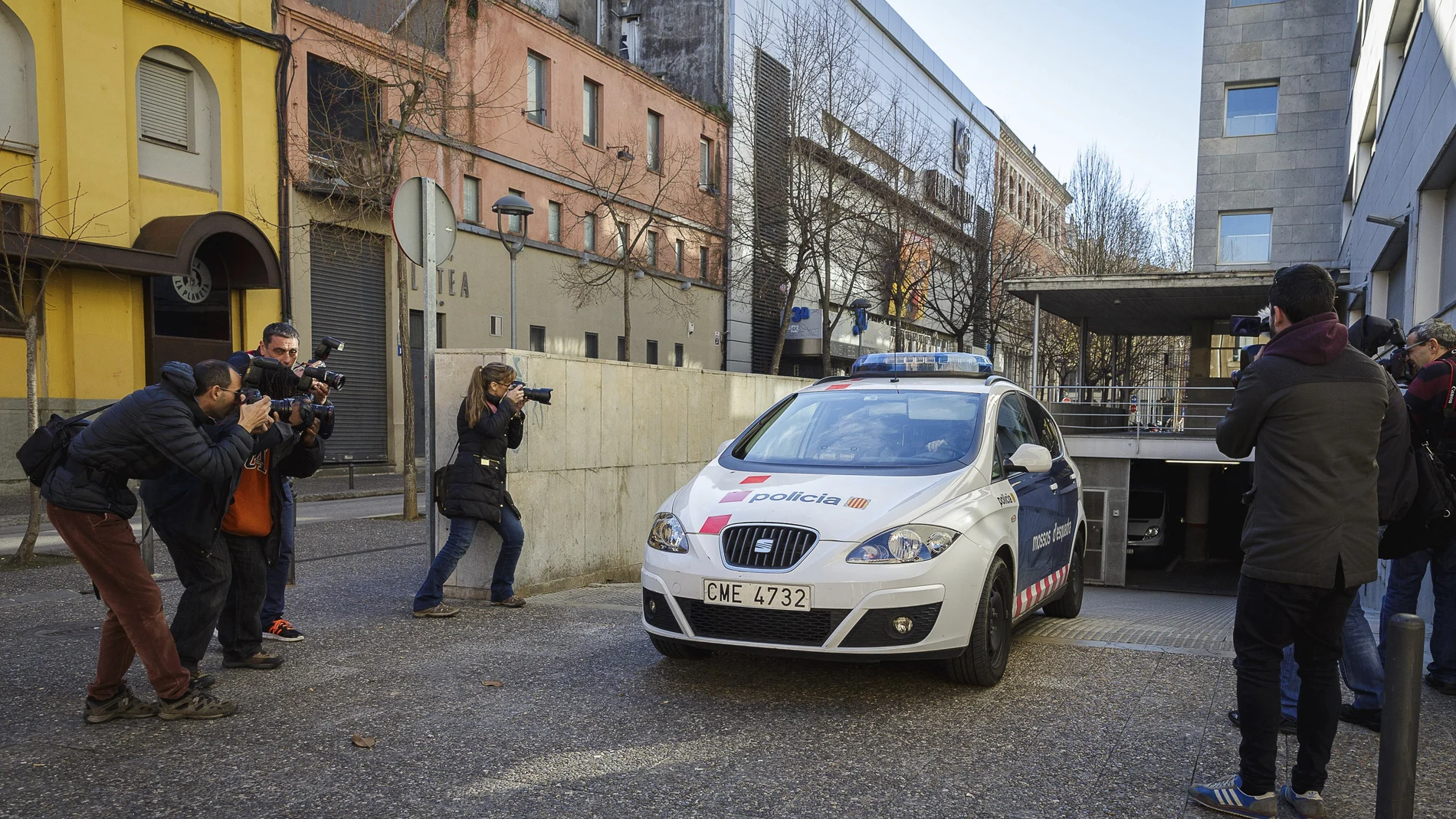Un vehículo de los Mossos transporta a los padres del menor fallecido en Girona