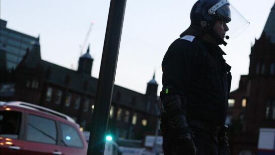 Polic&iacute;a antidisturbios en el centro de Birmingham (Reino Unido)