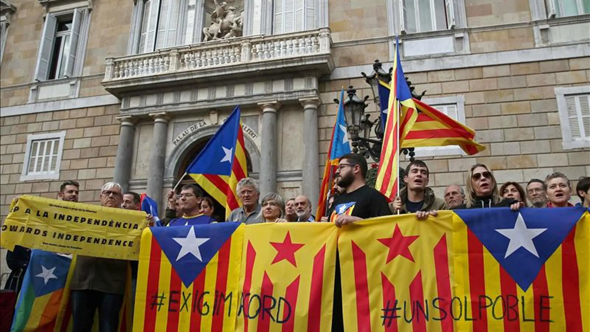 Decenas de independentistas se manifiestan en Barcelona para pedir un acuerdo entre Junts Pel Si y la CUP