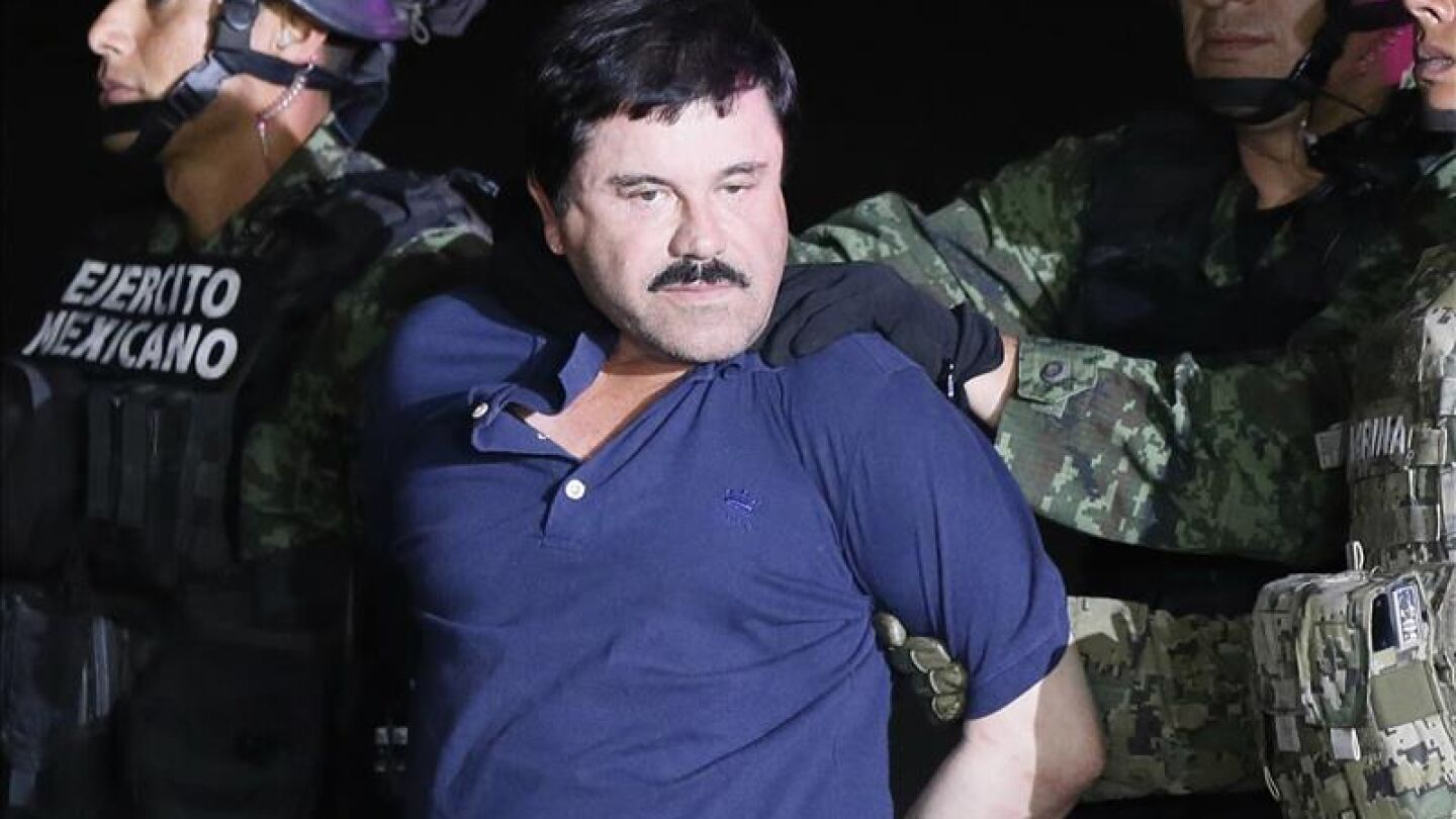 El narcotraficante Joaqu&iacute;n El Chapo Guzm&aacute;n es conducido a un helic&oacute;ptero de la Marina Armada de M&eacute;xico
