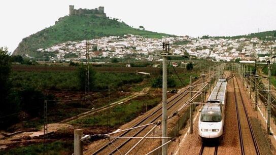 Un tren pasa por Almod&oacute;var del R&iacute;o, C&oacute;rdoba