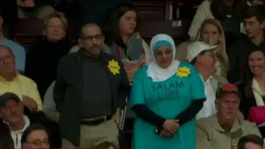 Una mujer musulmana es expulsada de un mítin de Trump por protestar en silencio contra la islamofobia Una mujer musulmana es expulsada de un mítin de Trump por protestar en silencio contra la islamofobia