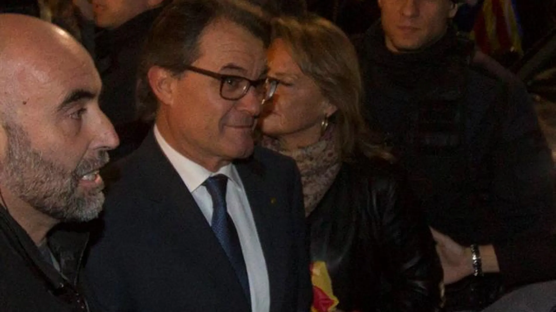 El presidente de la Generalitat en funciones Artur Mas y su esposa Helena Rakosnic abandonan el Palau de la Generalitat