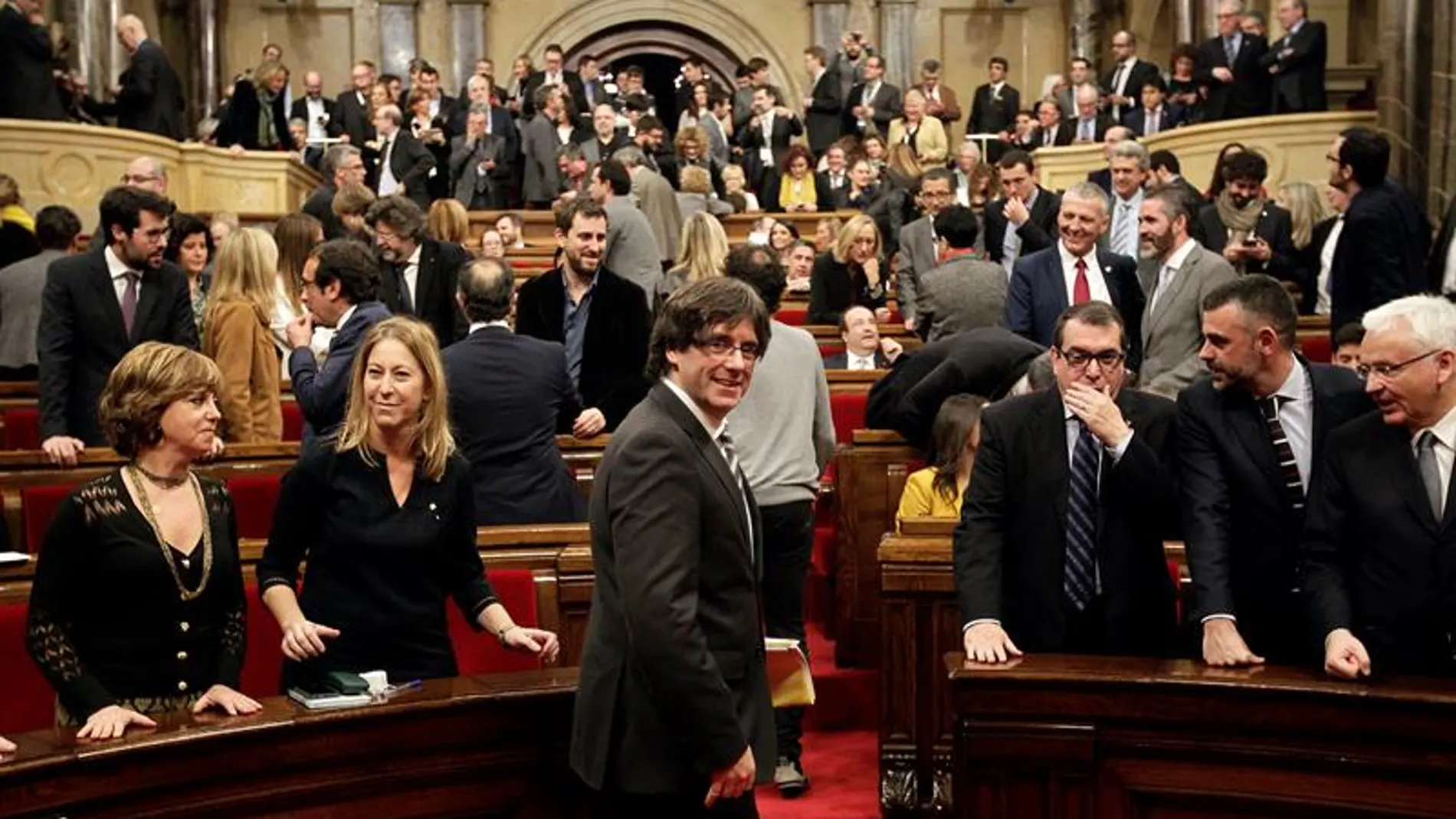 El candidato de Junts pel Sí a la Presidencia de la Generalitat, Carles Puigdemont, a su llegada al pleno del Parlament