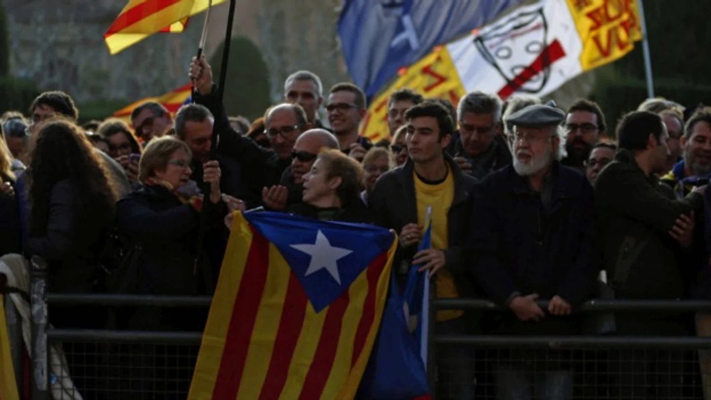 Manifestantes independentistas ante el Parlament Manifestantes independentistas ante el Parlament